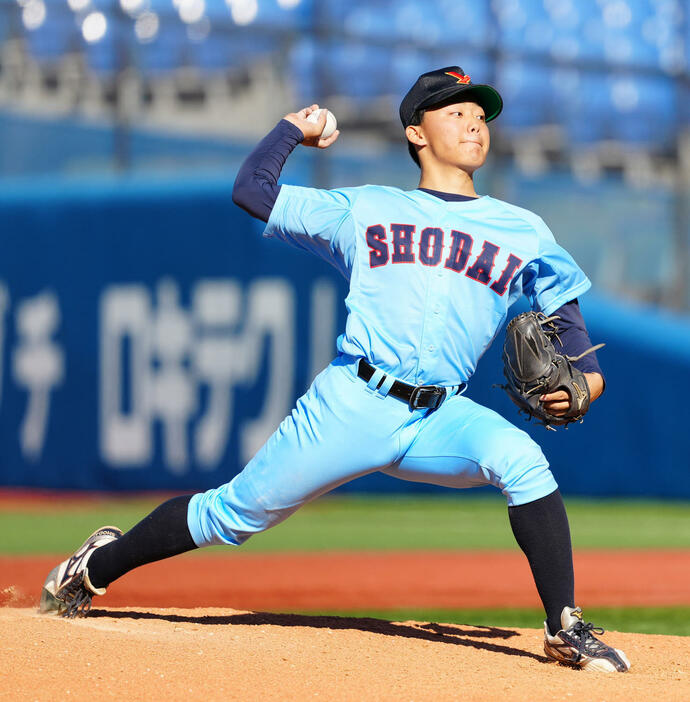 神奈川大対横浜商大　横浜商大先発の駒井（撮影・江口和貴）