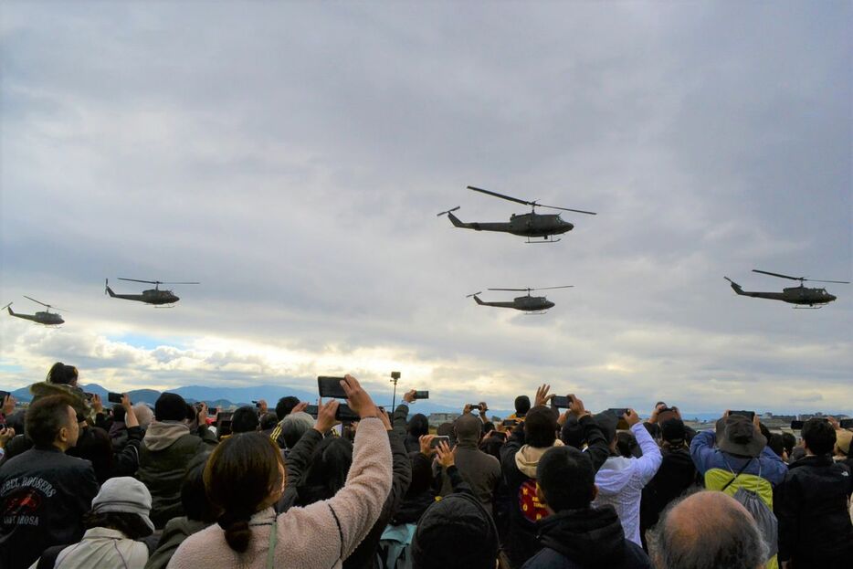 観閲飛行のため八尾駐屯地を離陸する陸上自衛隊のヘリコプター＝24日、大阪府八尾市（岡嶋大城撮影）