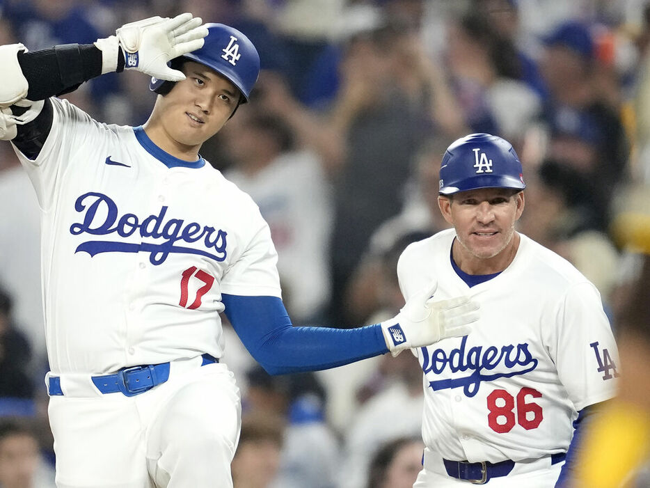 大谷翔平（左）とマッカロー一塁ベースコーチ（ＡＰ）