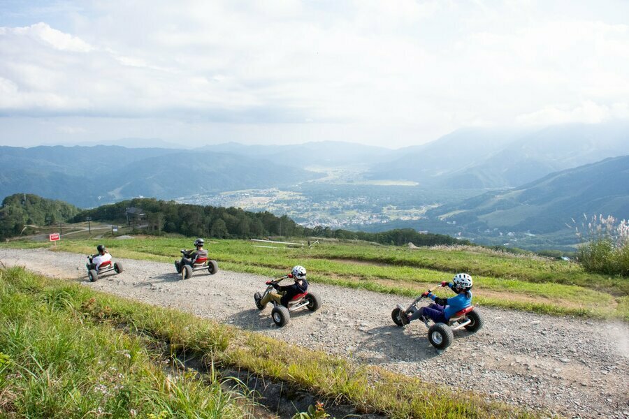 眼下に広がる白馬村の景色に向かってマウンテンカートで駆け下りていく