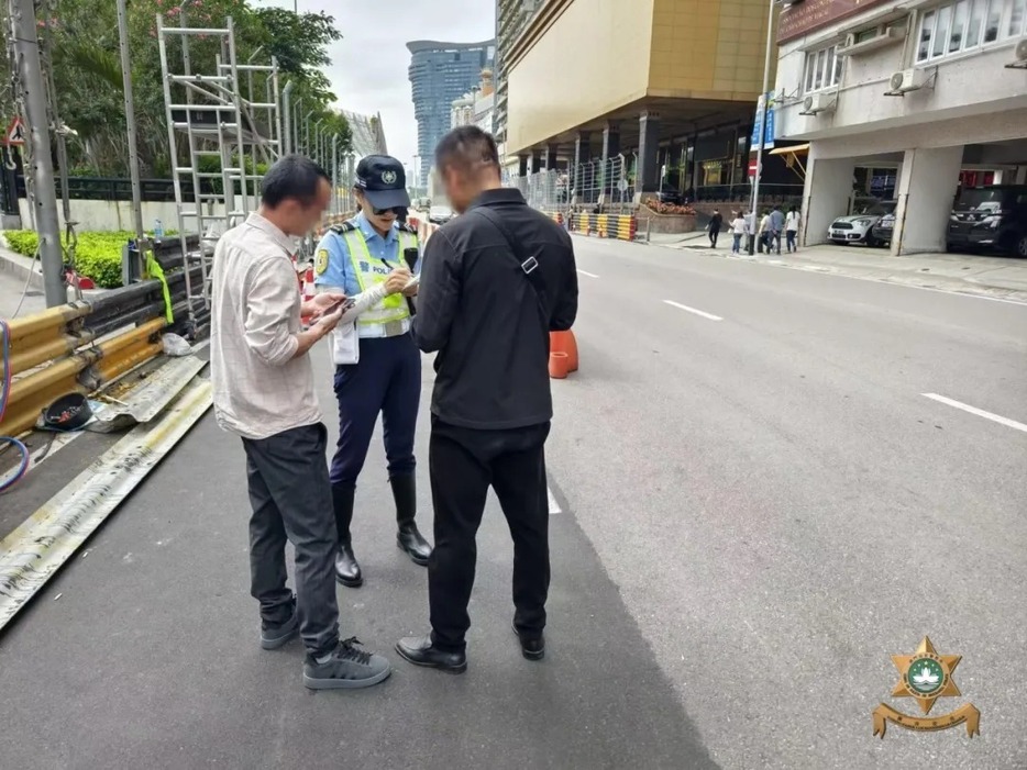 マカオ治安警察局が実施した歩行者の道路横断違反に対する取り締まりの様子＝マカオ半島・友誼大馬路（写真：マカオ治安警察局）