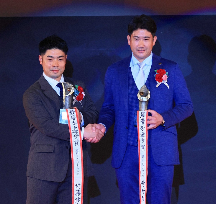 ＜NPB　AWARDS　2024＞最優秀選手賞の近藤（左）と菅野（撮影・尾崎　有希）