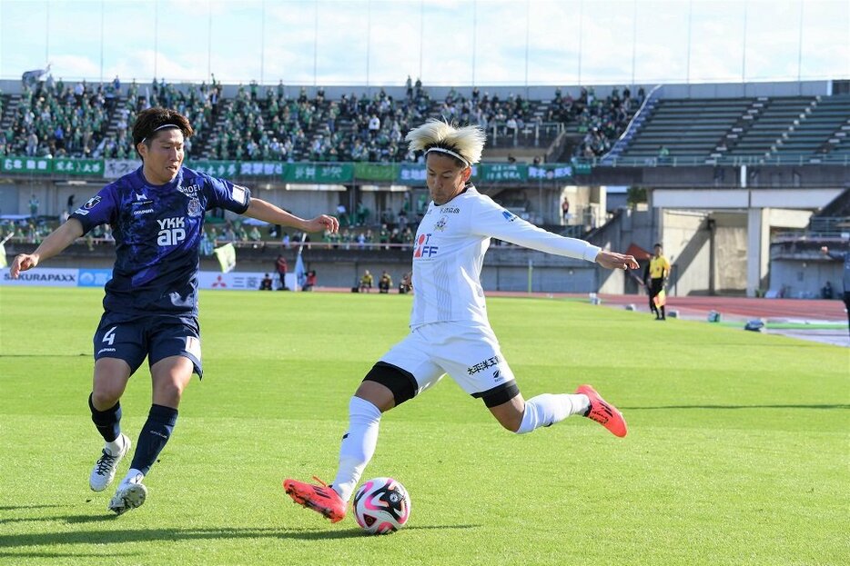 ＦＣ岐阜×富山＝前半、果敢に攻める藤岡（右）＝富山県総合運動公園陸上競技場