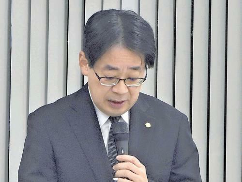 記者会見で謝罪する本多理事長（１５日、福島県いわき市で）