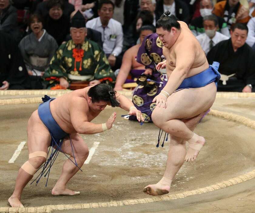 大相撲九州場所6日目、若隆景が大の里（右）を押し出した＝福岡国際センター（渋井君夫撮影）