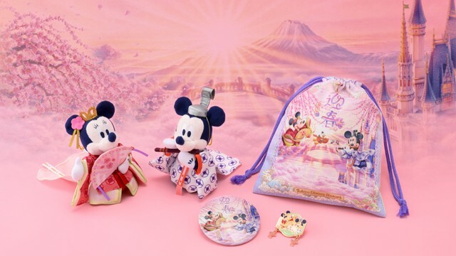 ぬいぐるみバッジ 各2500円　カンバッジ500円　ピンバッジ1200円　きんちゃく 900円©Disney