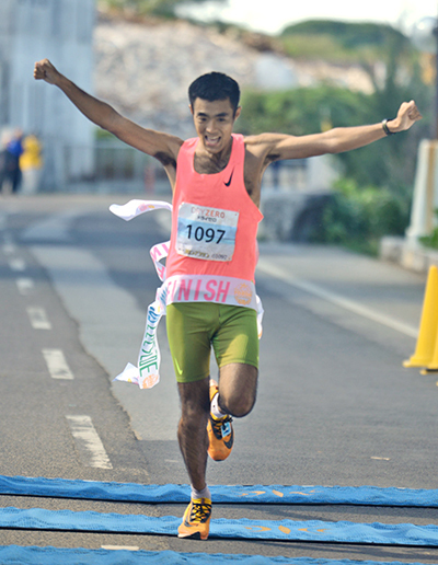 フルマラソン男子で優勝した新井龍さん