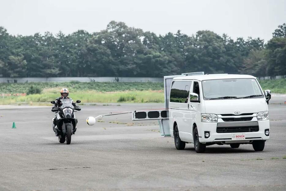 前方の危険の見落とし防止になるし、ブーストされたブレーキ性能も強力だ。ただし、自分で気づいてブレーキを開始しなければならない点が難しいかも。