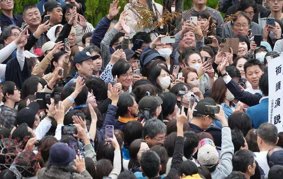 街頭演説に集まった有権者たち＝16日午後2時55分、兵庫県西宮市（沢野貴信撮影、一部画像処理しています）