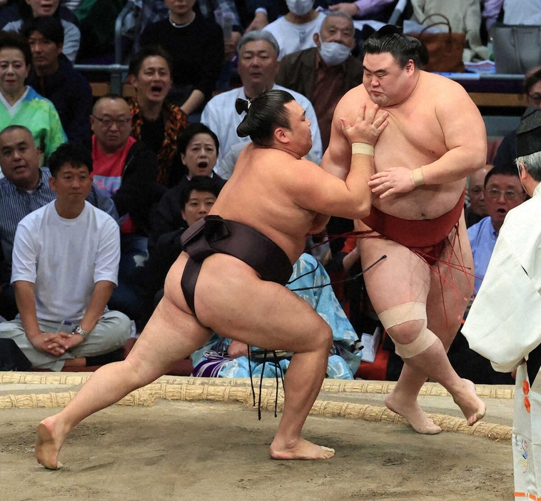 ＜大相撲九州場所12日目＞霧島は隆の勝（右）を押し出しで破る（撮影・岸　良祐）