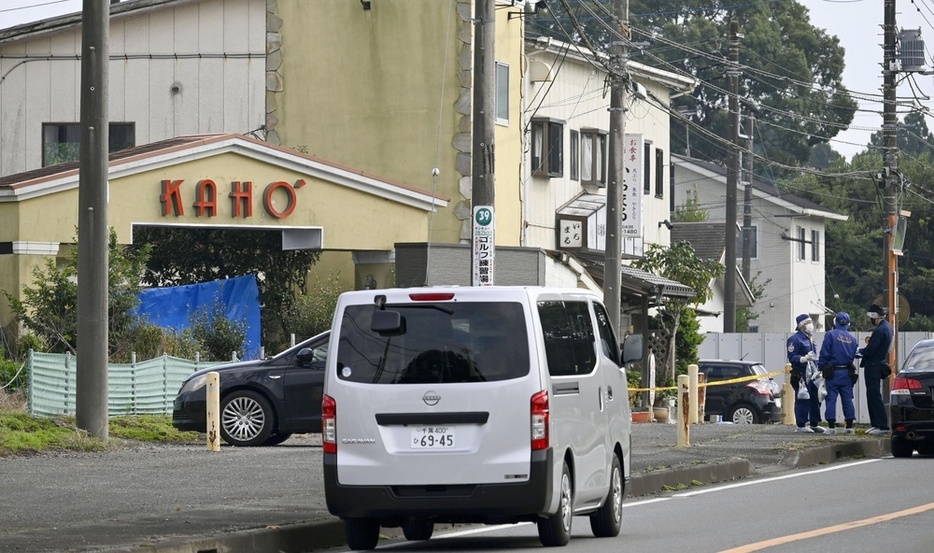 女性従業員が死亡していたホテル付近を調べる捜査員（右）ら＝1日、千葉県市原市