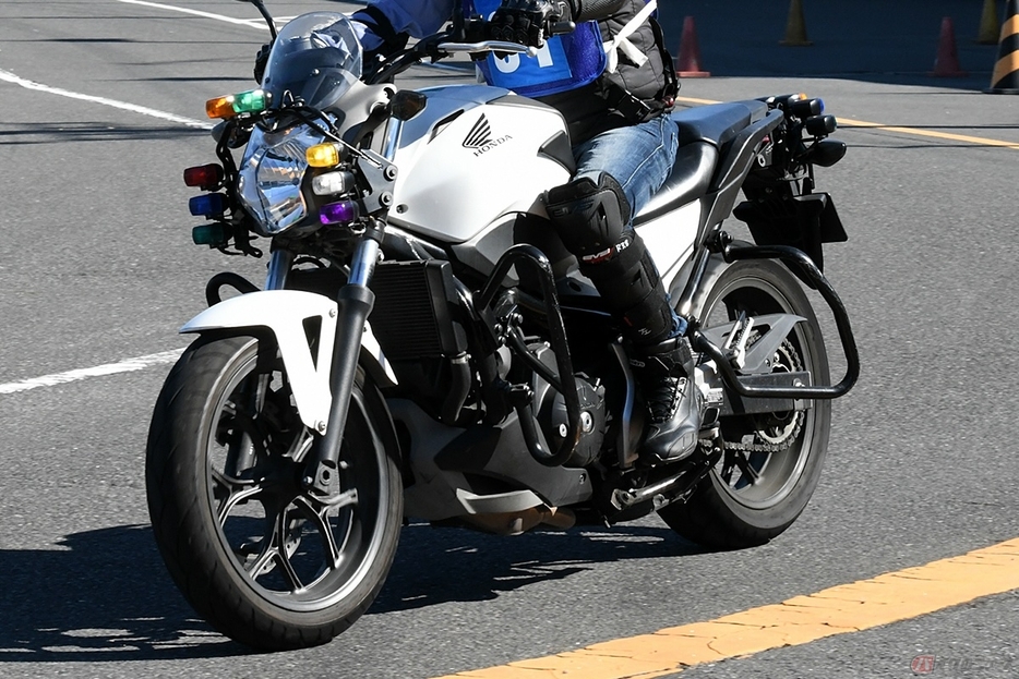 エンジンガードがあれば、パイプが支えとなりバイクが少し起き上がった状態になるので、装着していない場合に比べてバイクを起こしやすくなる