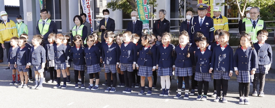 「あんぜんのおやくそく」を宣言するまつさか幼の園児たち＝中央町の松阪署で