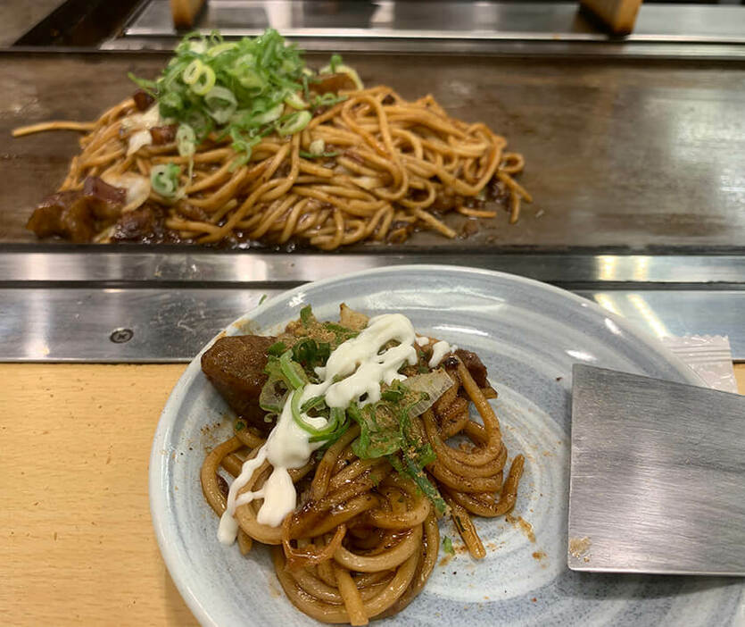 “焼きそば”もまさかの店内製麺！牛すじ煮込みを絡めた「ぼっかけ焼きそば」、神戸のC級グルメが東京上陸