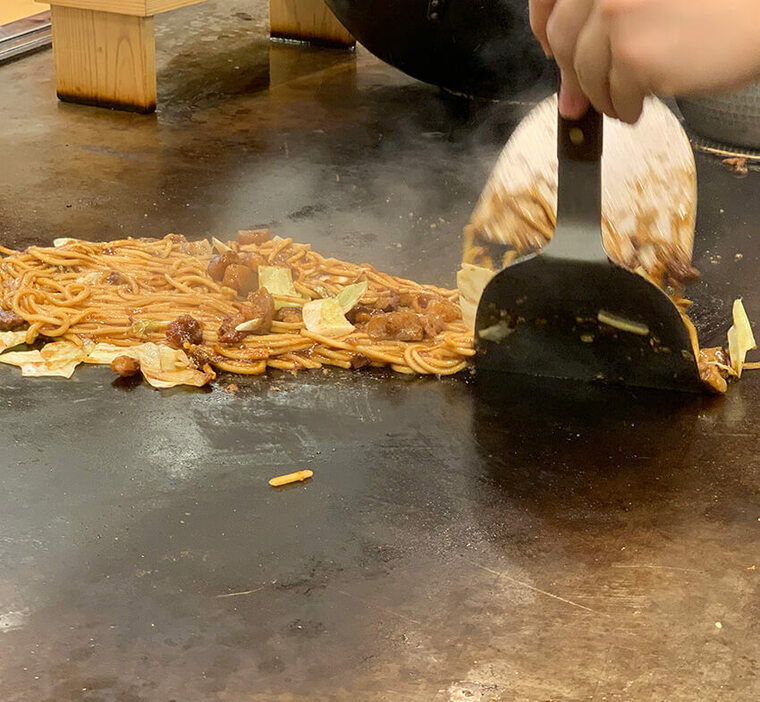 “焼きそば”もまさかの店内製麺！牛すじ煮込みを絡めた「ぼっかけ焼きそば」、神戸のC級グルメが東京上陸