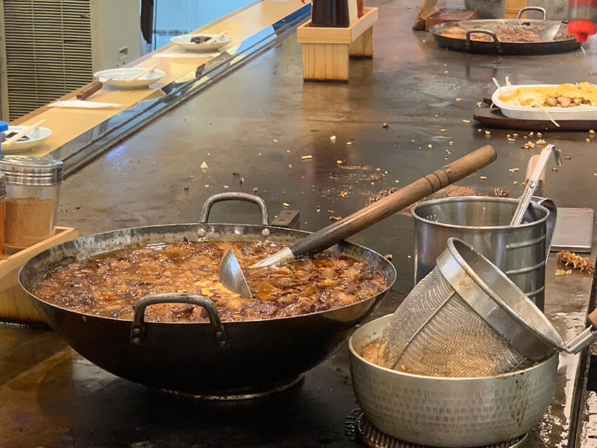 “焼きそば”もまさかの店内製麺！牛すじ煮込みを絡めた「ぼっかけ焼きそば」、神戸のC級グルメが東京上陸