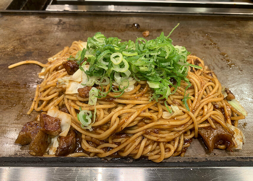 “焼きそば”もまさかの店内製麺！牛すじ煮込みを絡めた「ぼっかけ焼きそば」、神戸のC級グルメが東京上陸