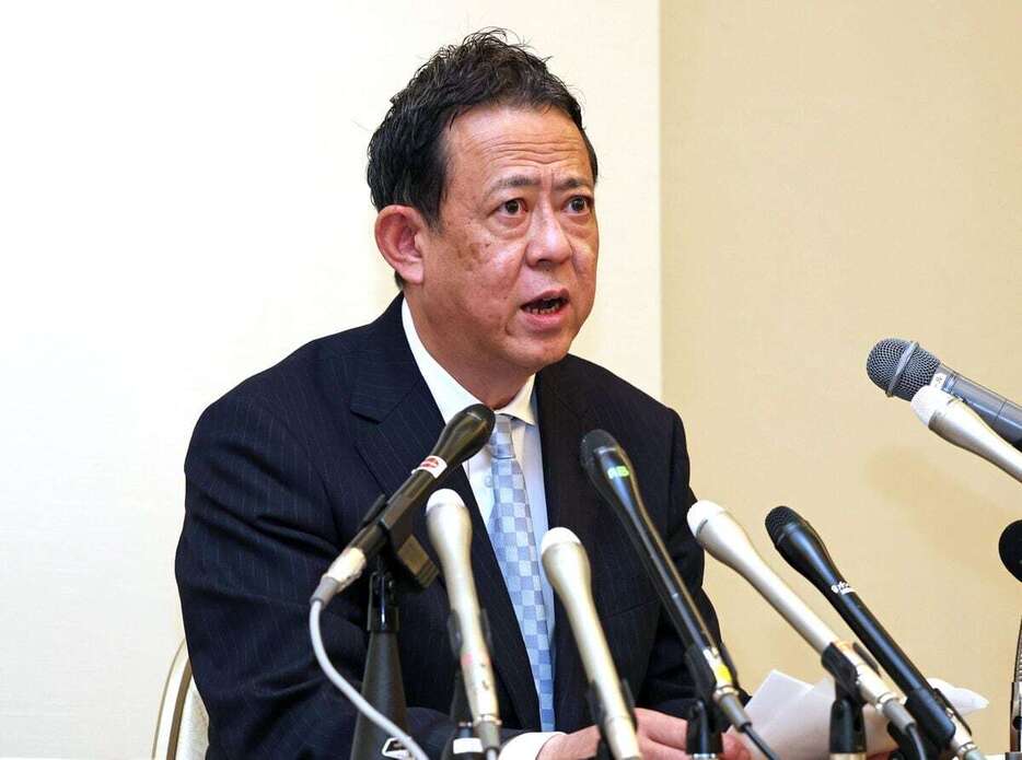 記者会見する斎藤元彦兵庫県知事の代理人の奥見司弁護士＝27日午後、神戸市中央区（泰道光司撮影）