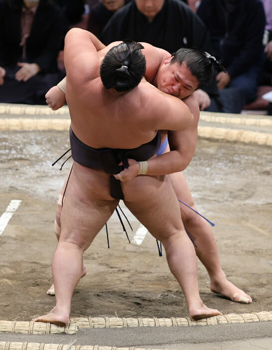 大相撲九州場所初日。霧島（左）を寄り切った若隆景＝１０日、福岡国際センター