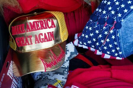 トランプ氏が掲げる「MAGA」のスローガンは多くの米国人の心に刺さった（写真：ロイター/アフロ）