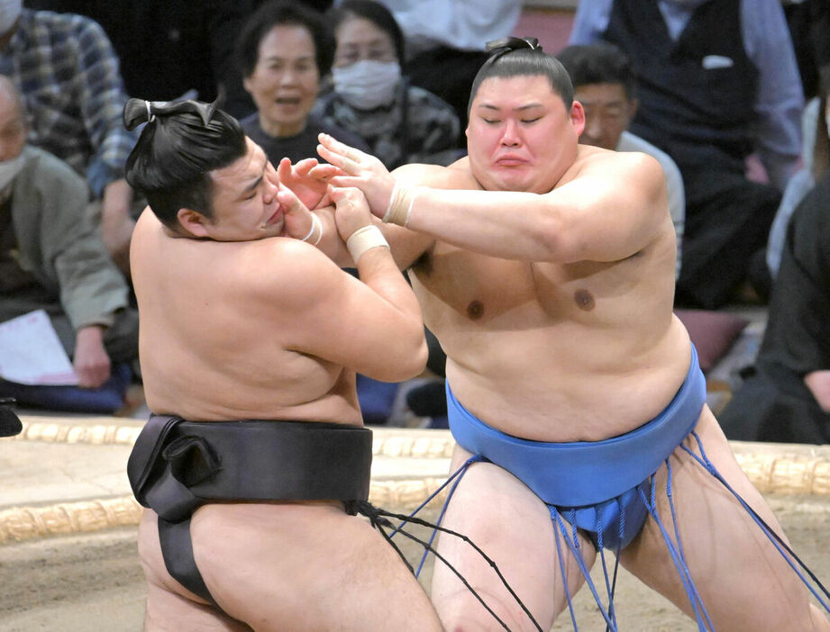 大の里（右）が押し出しで霧島を破る（カメラ・今西　淳）