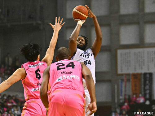 11月6日、秋田戦に先発出場した三河のダバンテ・ガードナー［写真］＝B.LEAGUE