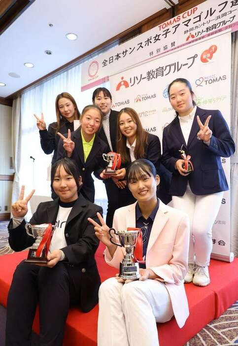 優勝し記念撮影する滝澤里菜（手前右）。左は2位の内田心菜。奥左からイーグル賞の仲村美咲、3位の三原舞紀、前田羚菜、秋田光梨、ドラコン日本一の工藤百華（撮影・萩原悠久人）