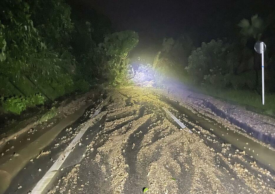 大雨の影響で土砂が流入した鹿児島県・与論島の道路＝9日未明（与論町提供）