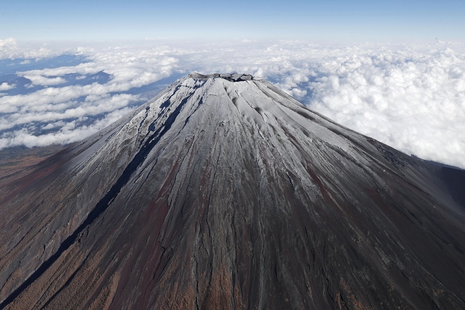 富士山の山頂付近＝6日午前10時1分（共同通信社ヘリから）