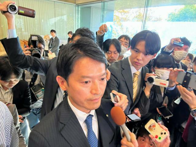 報道陣の取材に応じる斎藤元彦兵庫県知事=2024年11月25日午後2時40分、東京都千代田区の都道府県会館、添田樹紀撮影