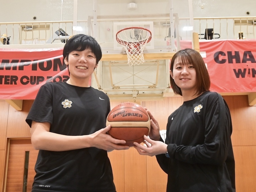 桜花学園のアシスタントコーチ白慶花と佐藤ひかる