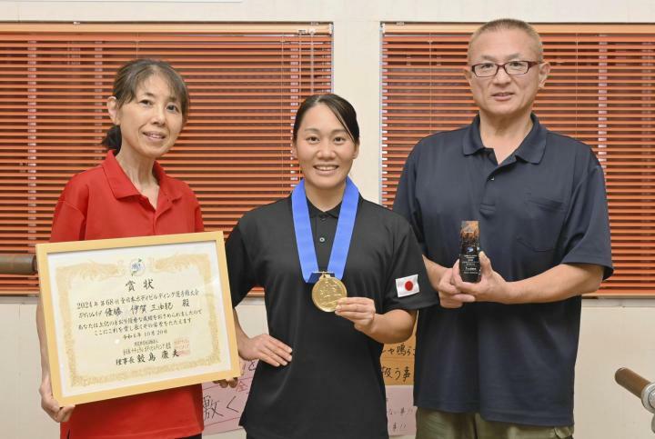 伊賀さん（中央）の初優勝を支えた松尾会長（右）と宮崎さん