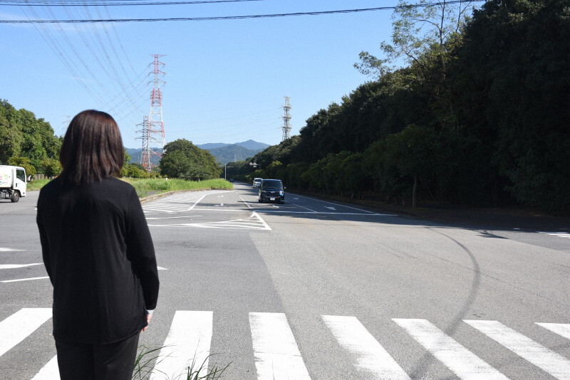 初公判前に現場を訪れ、事故で亡くなった弟、小柳憲さんへの思いを語った長文恵さん＝大分市大在の事故現場で2024年10月12日午後1時44分、井土映美撮影