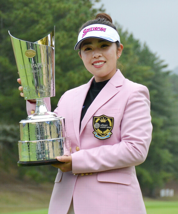 優勝トロフィーを手に笑顔の山下美夢有＝１７日、愛媛・エリエールＧＣ松山