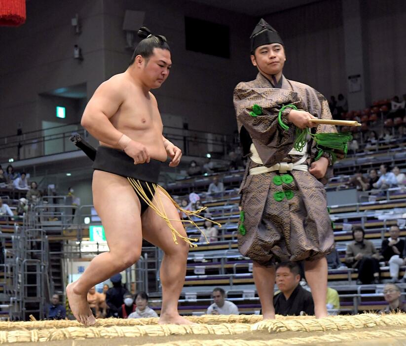 優力勝を下手投げで破り、勝ち越しを決めた炎鵬（撮影・佐藤厚）