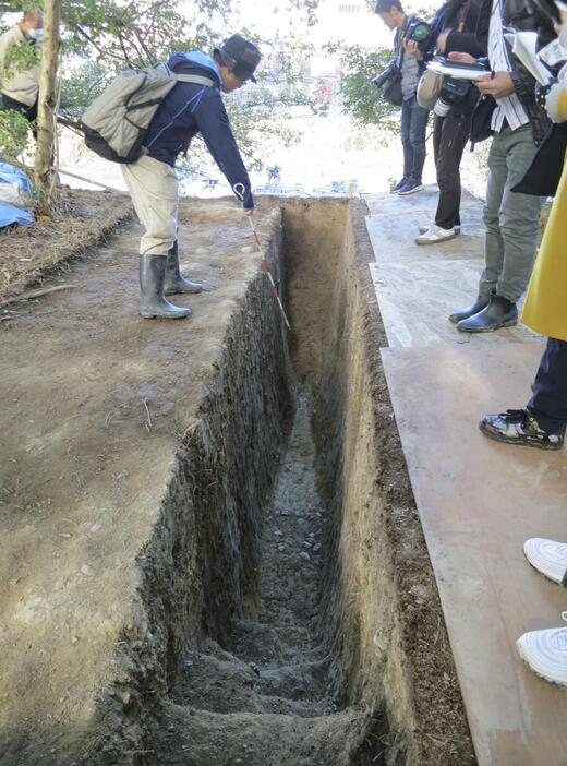 土盛りされていた仁徳天皇陵（大山古墳）の堤の発掘現場＝29日、堺市