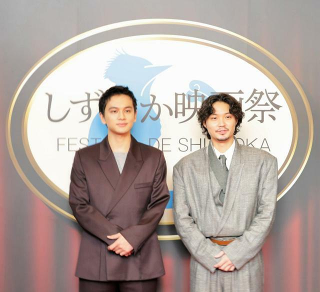 自身がプロデュースする「しずおか映画祭」をPRする俳優の磯村勇斗さん（右）と俳優で監督の北村匠海さん=2024年11月4日午後3時10分、静岡県沼津市御幸町の沼津市民文化センター、南島信也撮影