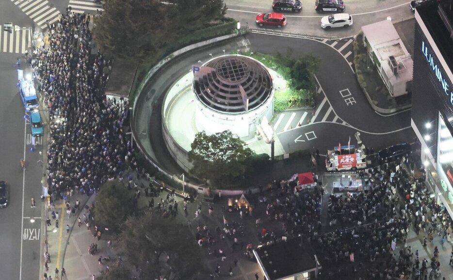 10月26日、衆院選投開票日の前日、東京都内では各陣営の街頭演説に大勢の人が集まっていた