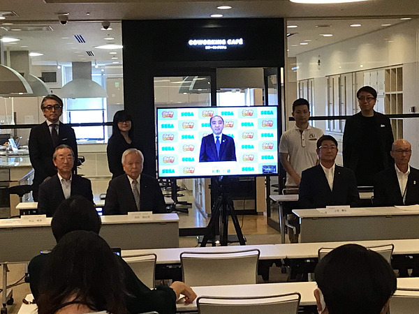 美里町eスポーツ事業に伴う連携協定を締結。後列右から2人目が池田さん（写真提供：ハッピーブレイン）