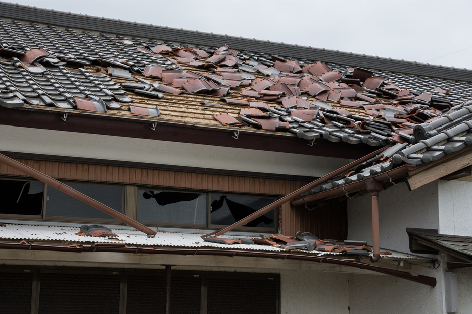 強風により、瓦が吹き飛んだ屋根