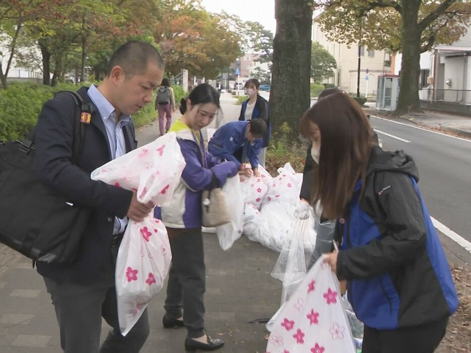 清掃活動に取り組む職員ら 愛知県豊橋市 11月14日午前8時ごろ