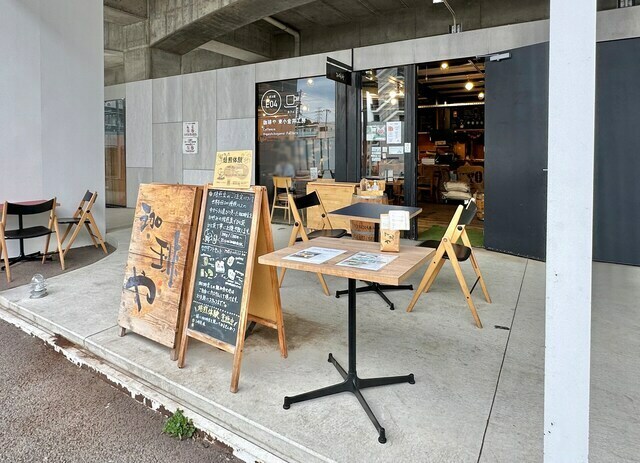 JRの高架が屋根代わりになり、曇天や小雨の日でもアウトドアでゆったりできる