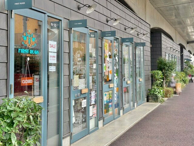 こうした店舗や会社がズラリと並んでいます