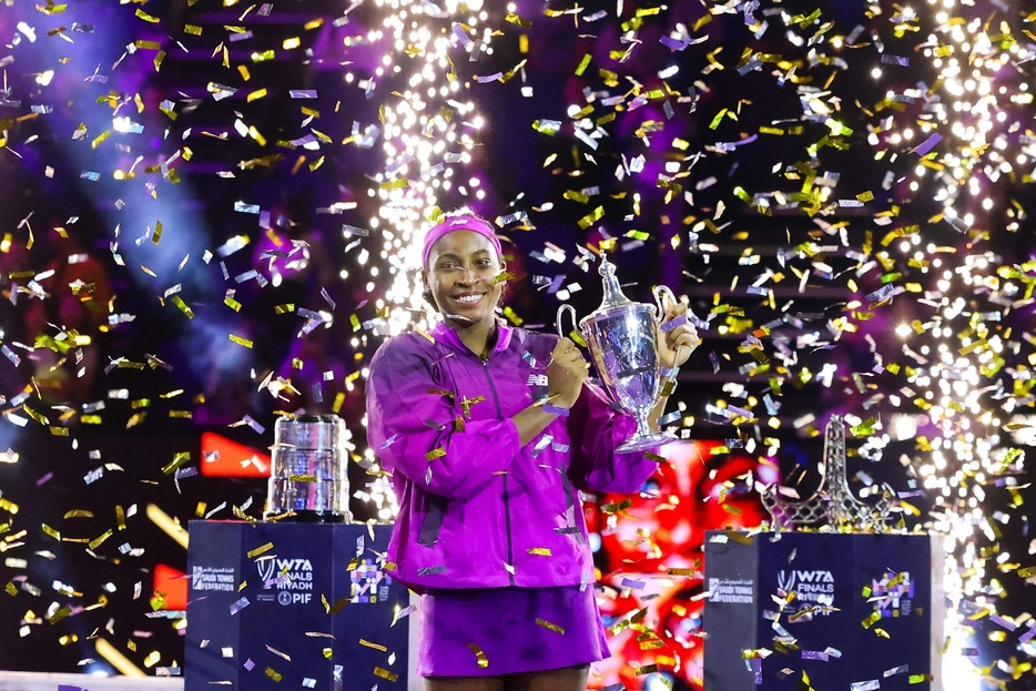 女子テニス、WTAファイナルズ8日目。トロフィーを手にポーズをとるココ・ガウフ（2024年11月9日撮影）。【翻訳編集】 AFPBB News