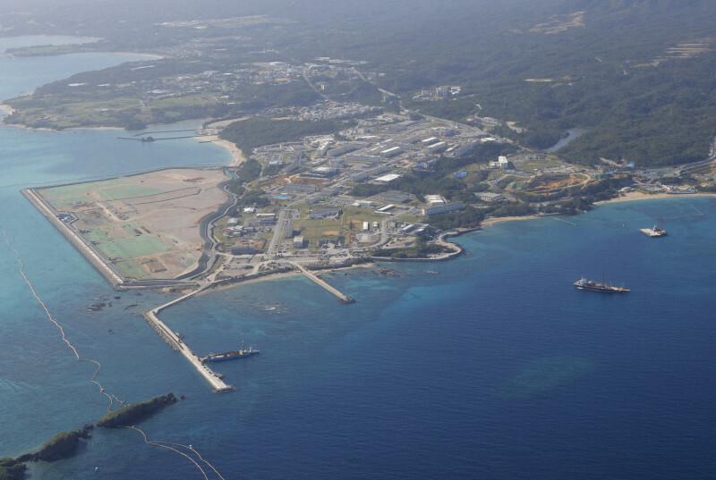 米軍普天間飛行場の移設工事が進む沖縄県名護市辺野古の沿岸部。右の大浦湾側には軟弱地盤が見つかっている＝2023年12月8日、本社機「希望」から撮影