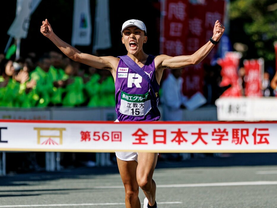 全日本駅伝、7位でシード権を獲得してガッツポーズの立教大アンカー・安藤圭佑（4年） photograph by Kiichi Matsumoto