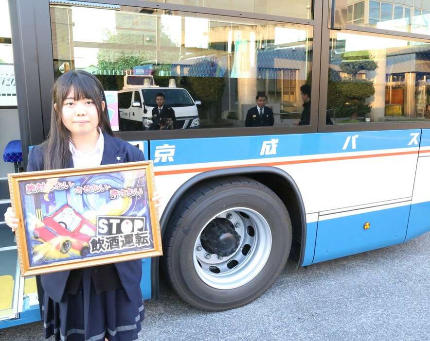 飲酒運転の啓発ポスターをデザインした渡辺桃夏さん＝12日、千葉市稲毛区の千葉北署（松崎翼撮影）