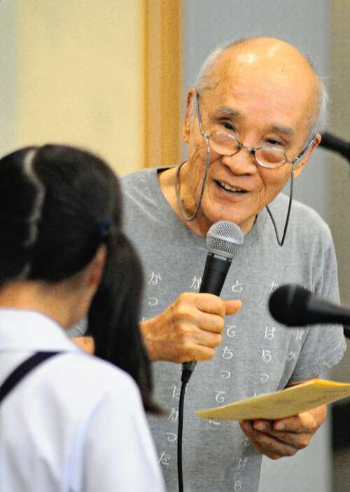 児童にやさしく語りかける谷川俊太郎さん＝２０１３年１０月、湧水町米永のいきいきセンターくりの郷