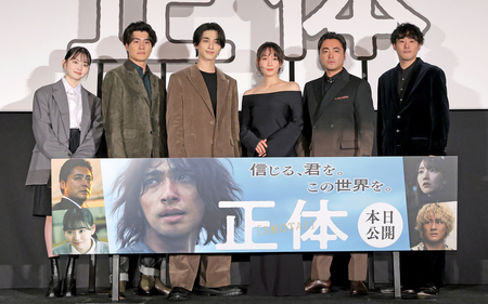 映画「正体」の初日舞台あいさつで撮影に臨む（左から）山田杏奈、森本慎太郎、横浜流星、吉岡里帆、山田孝之、藤井道人監督＝２９日、東京