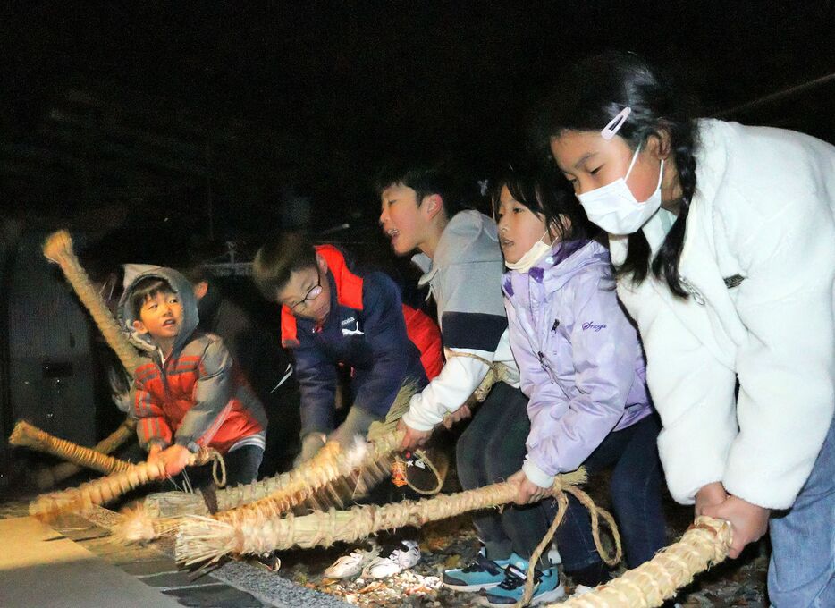 玄関前で力いっぱいイノコを振り下ろし、福を呼ぶ子どもたち（京都府亀岡市畑野町土ケ畑）